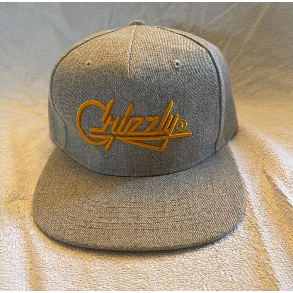 Vintage Mens Grizzly Gray Hat Snap Back One Size with raised gold embroidery